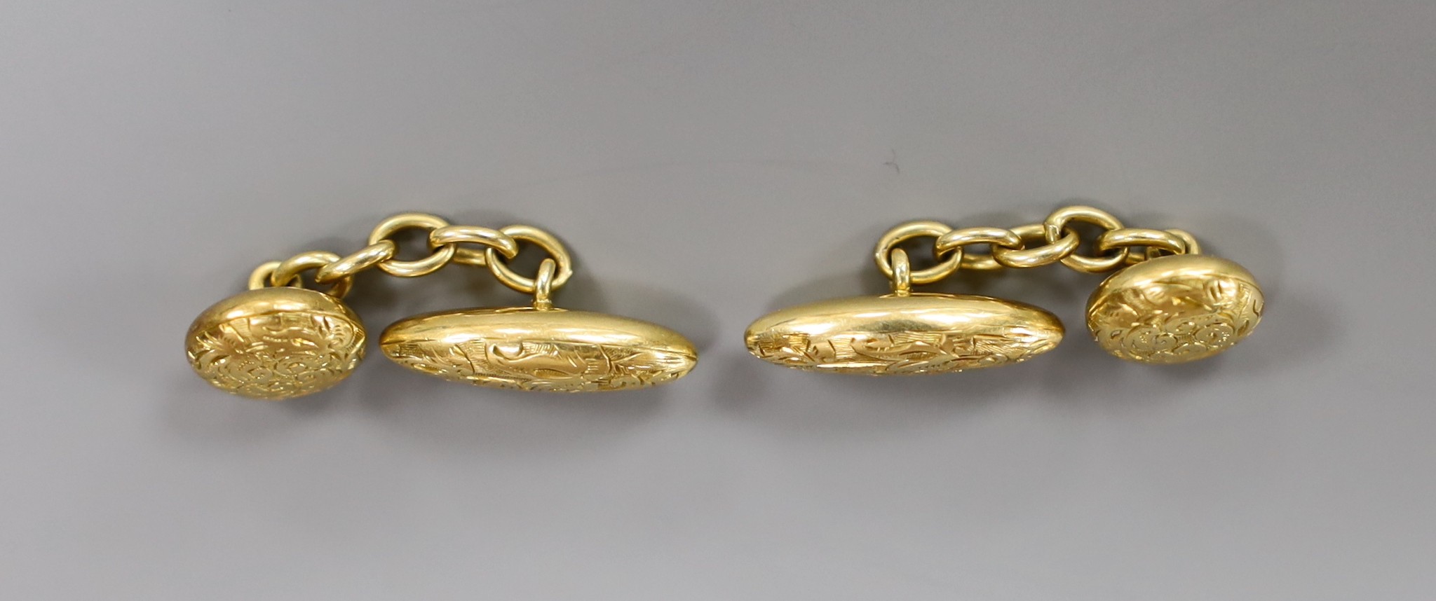 A pair of chased 18ct hollow torpedo shaped cufflinks, 17mm, 6 grams.